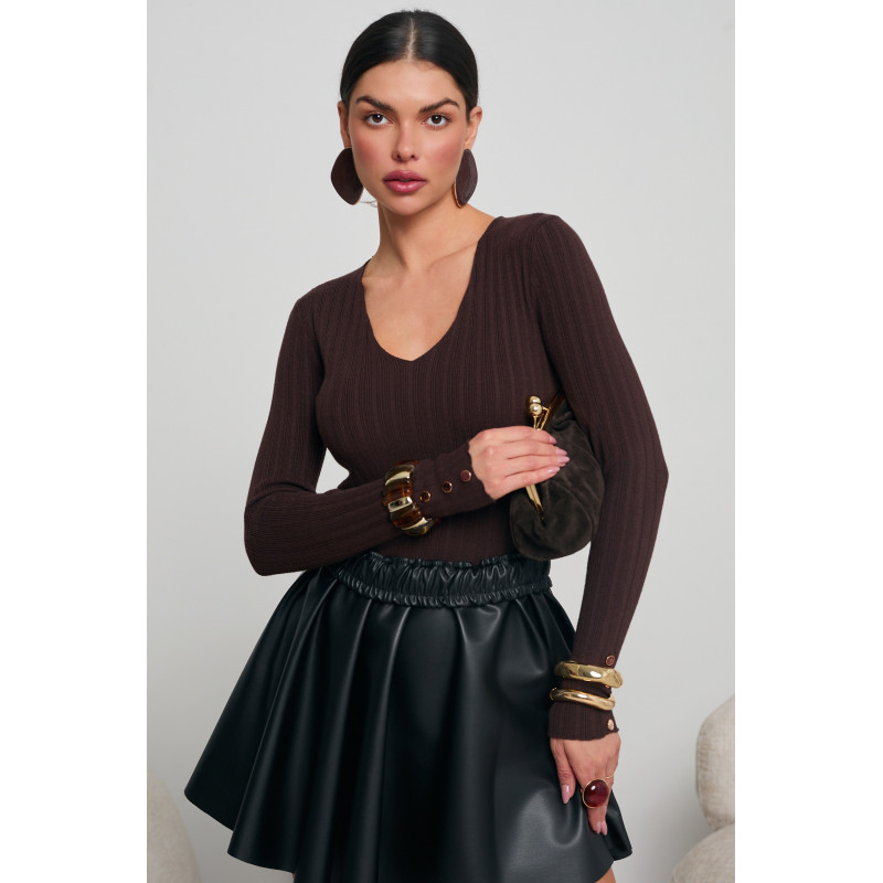 PRĄŻKOWANY SWETER V-NECK ZE ZŁOTYMI GUZIKAMI