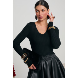 PRĄŻKOWANY SWETER V-NECK ZE ZŁOTYMI GUZIKAMI