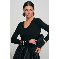 PRĄŻKOWANY SWETER V-NECK ZE ZŁOTYMI GUZIKAMI