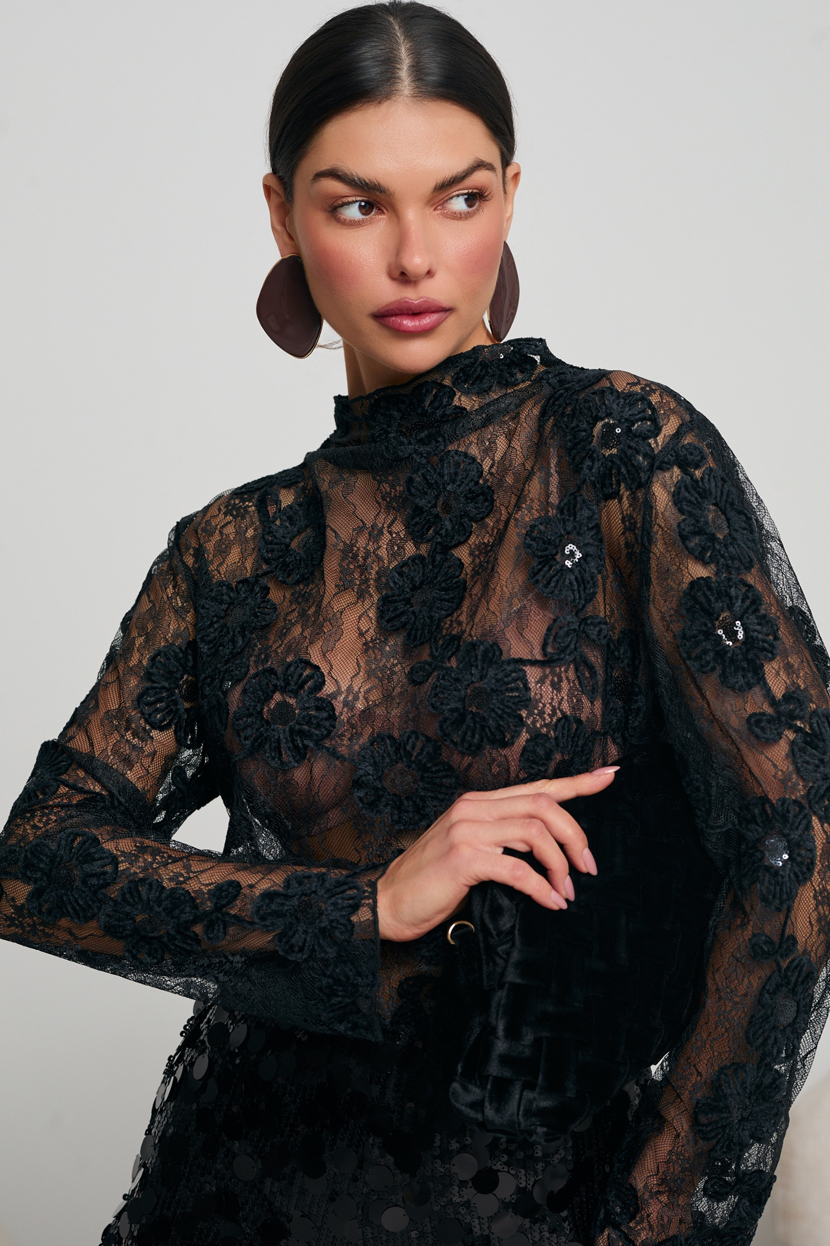 KORONKOWA BLUZKA Z DEKORACYJNYMI KWIATAMI