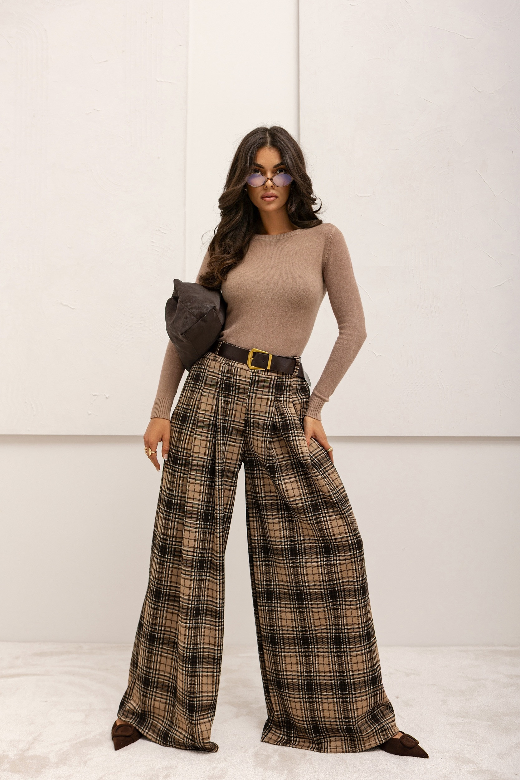 SZEROKIE SPODNIE W KRATĘ Z PASKIEM