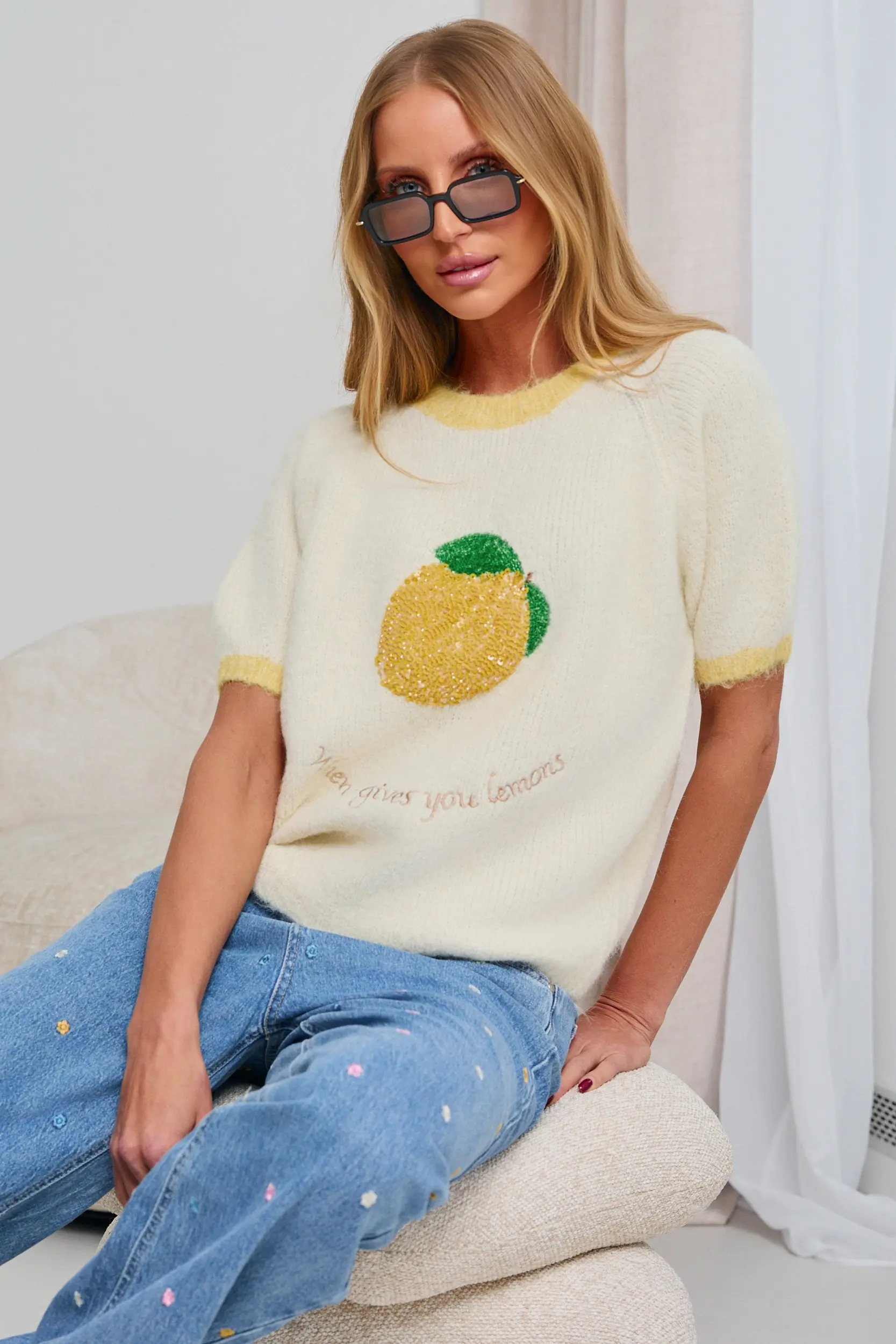 SWETER Z KRÓTKIM RĘKAWEM I CEKINOWĄ CYTRYNĄ