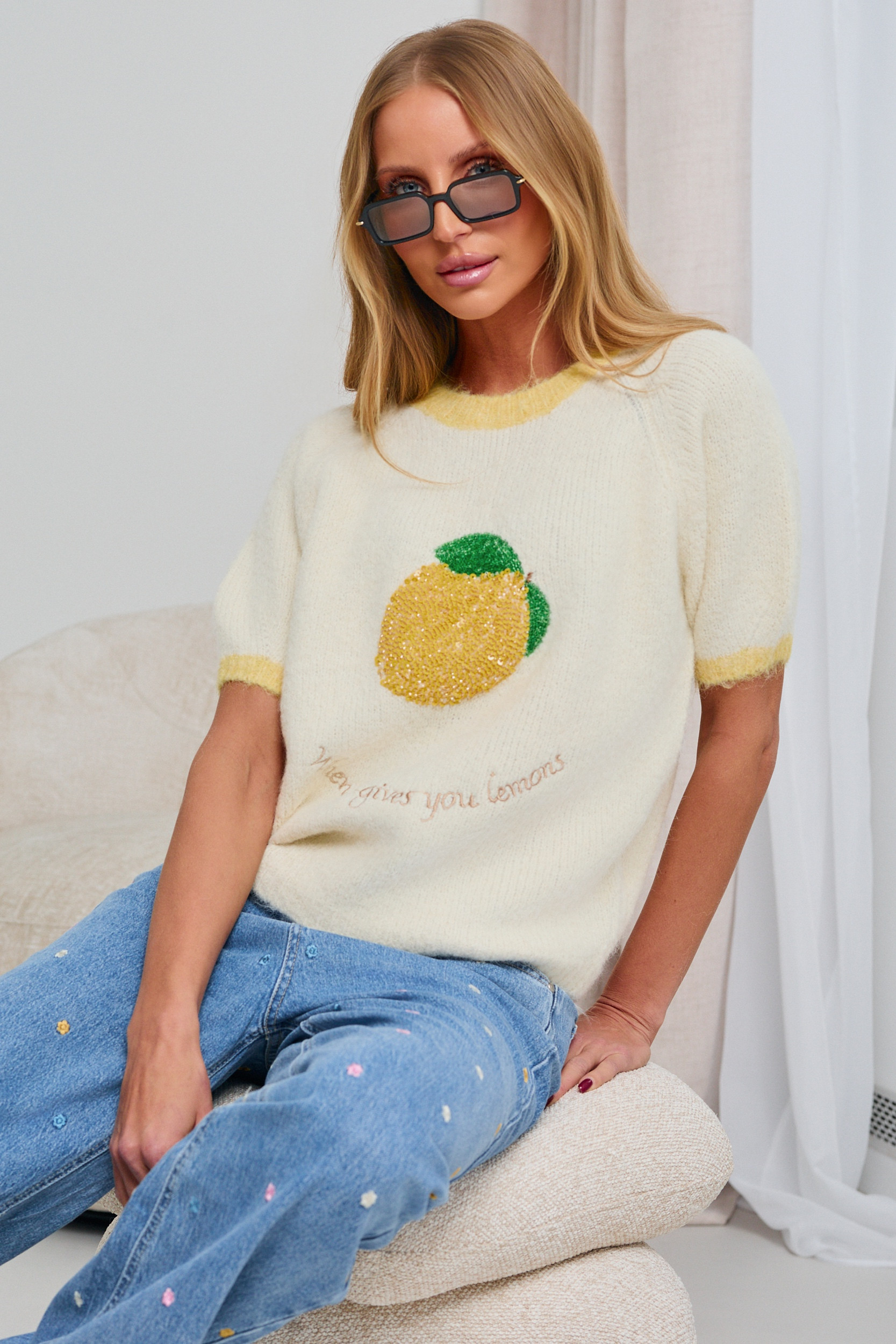 SWETER Z KRÓTKIM RĘKAWEM I CEKINOWĄ CYTRYNĄ