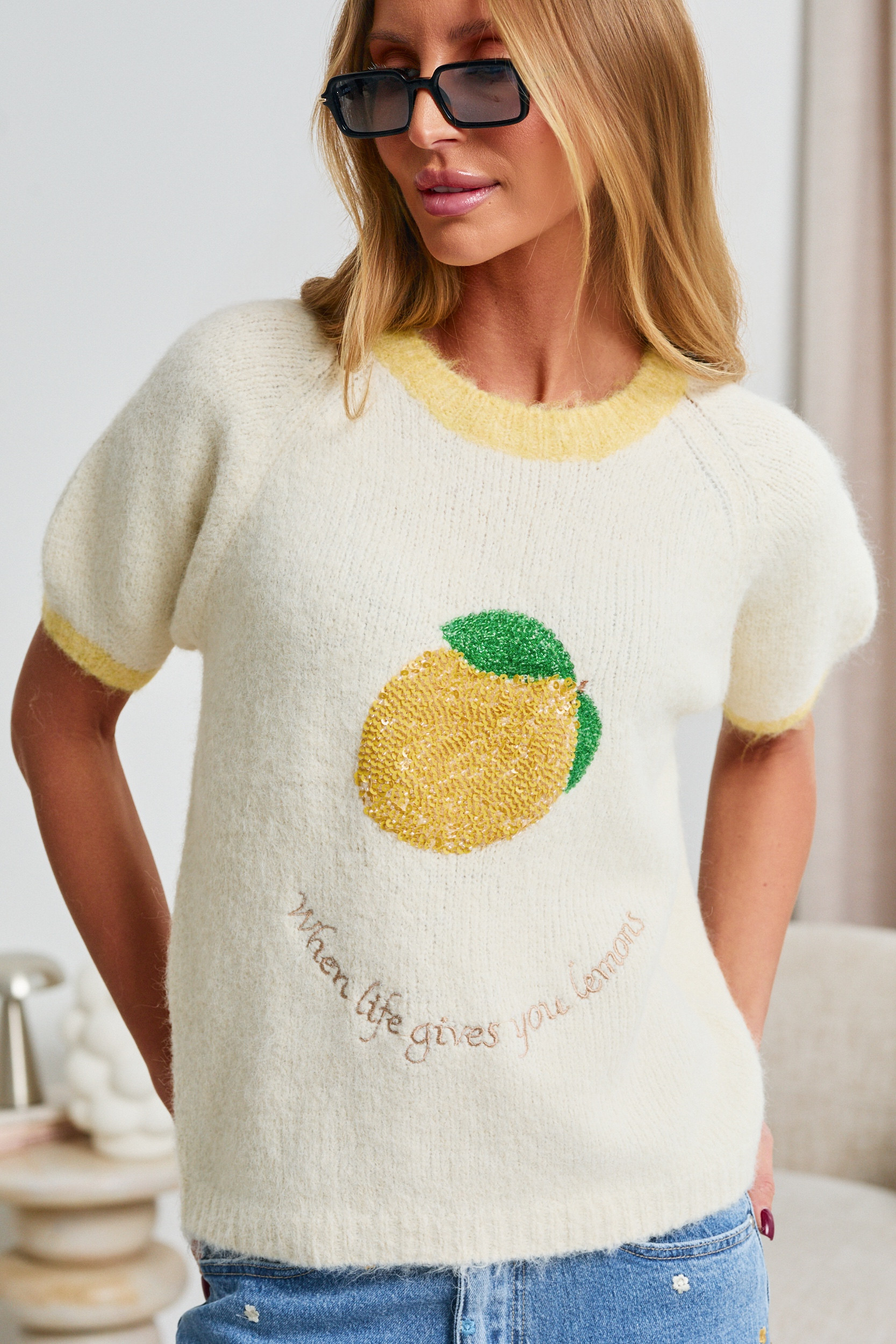 SWETER Z KRÓTKIM RĘKAWEM I CEKINOWĄ CYTRYNĄ