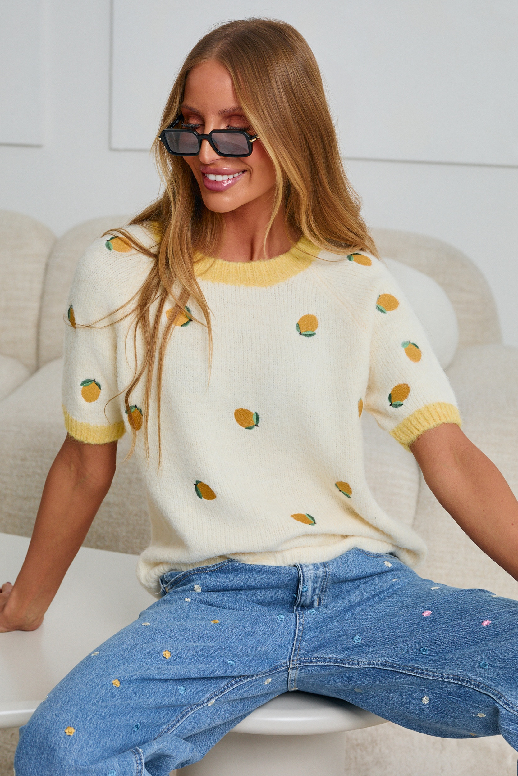 SWETER Z KRÓTKIM RĘKAWEM Z HAFTOWANYMI CYTRYNAMI
