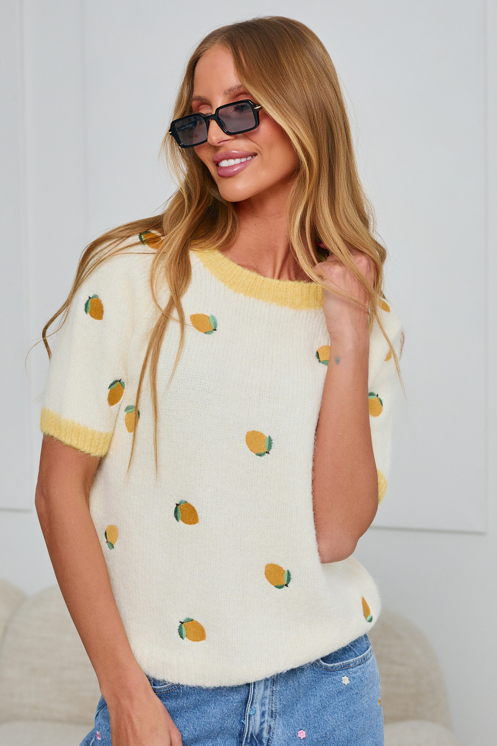 SWETER Z KRÓTKIM RĘKAWEM Z HAFTOWANYMI CYTRYNAMI