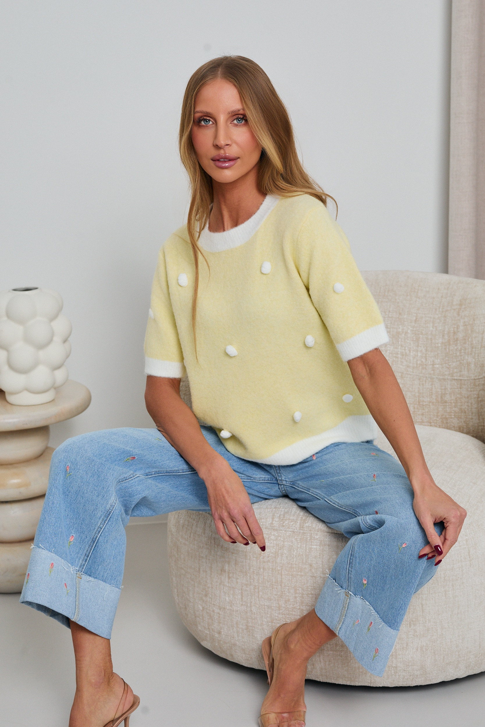 SWETER Z KRÓTKIM RĘKAWEM I DEKORACYJNYMI POMPONAMI