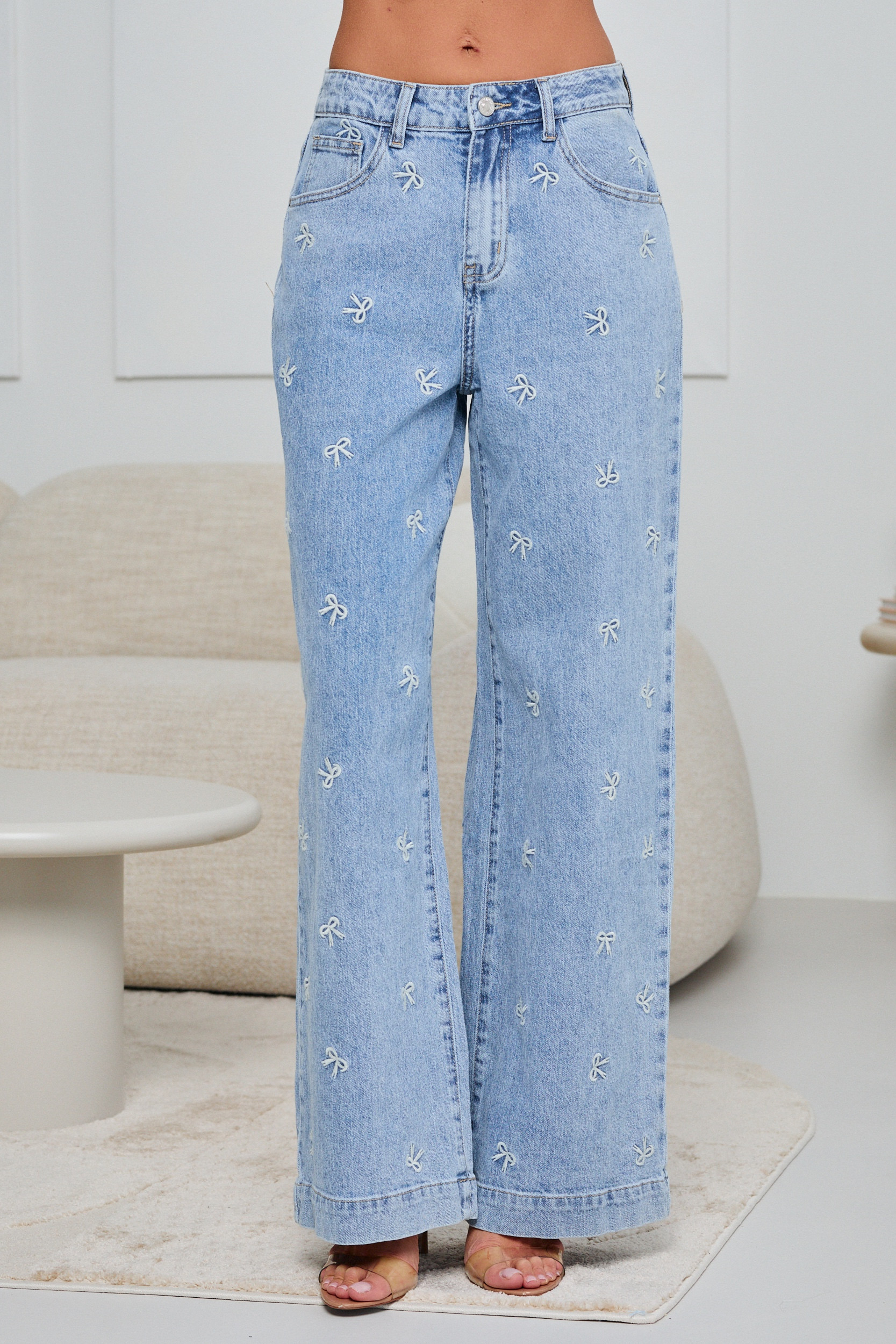 JEANSY WIDE LEG Z WYHAFTOWANYMI KOKARDKAMI