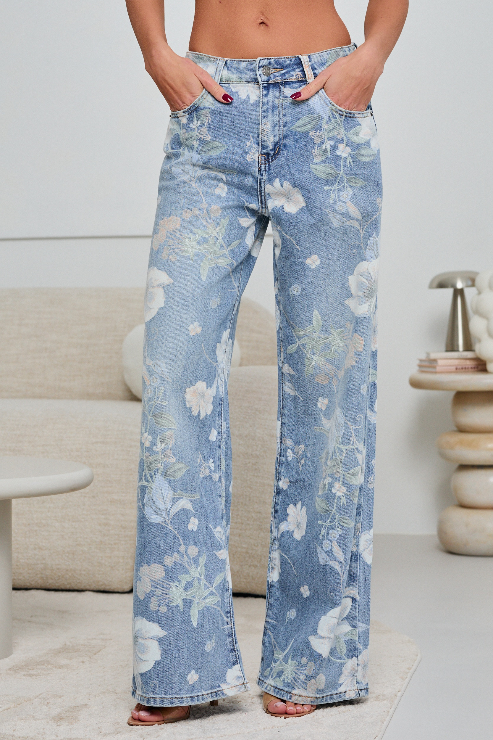 JEANSY O PROSTYM KROKU Z KWIATOWYM PRINTEM