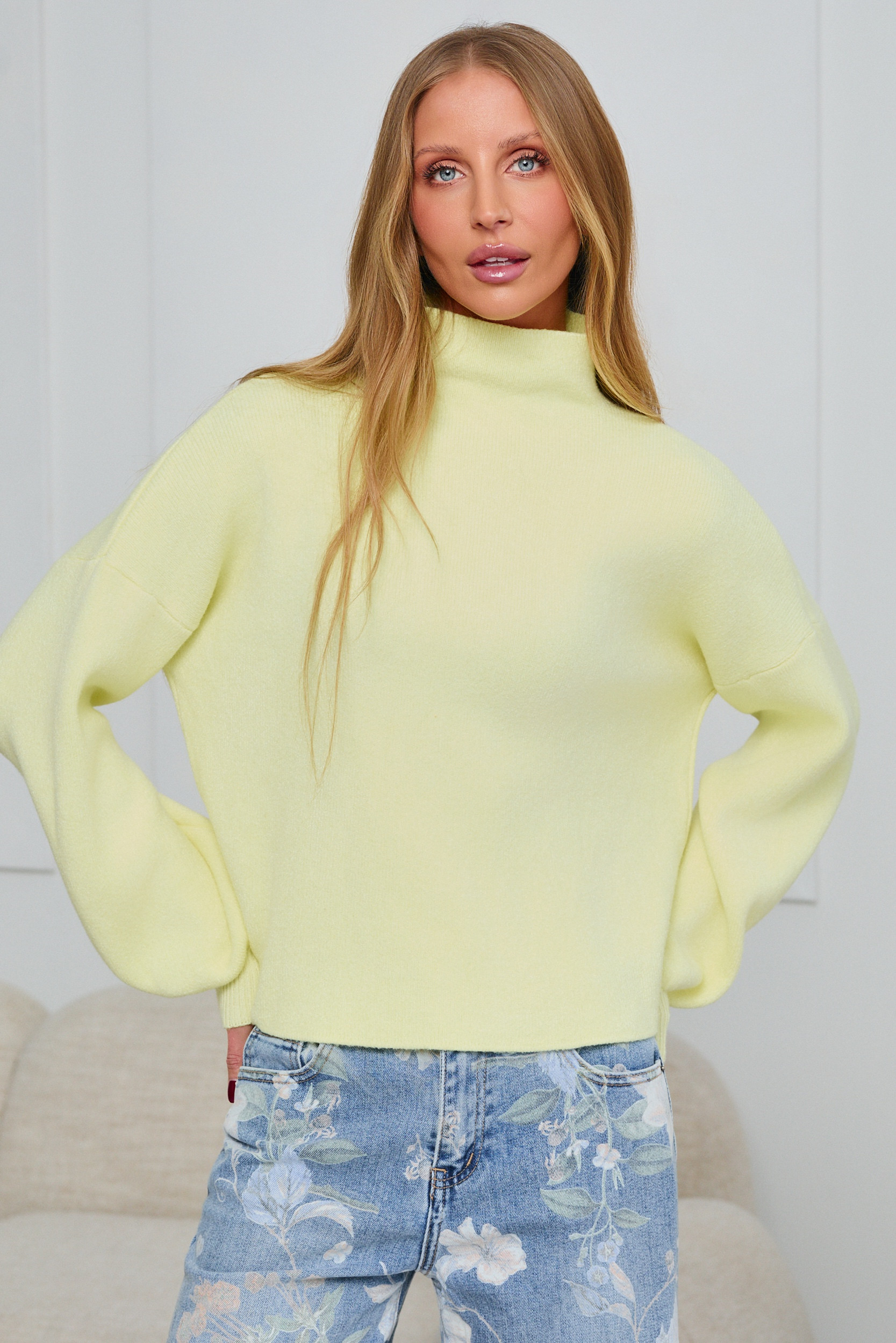 DZIANINOWY SWETER OVERSIZE Z PÓŁGOLFEM