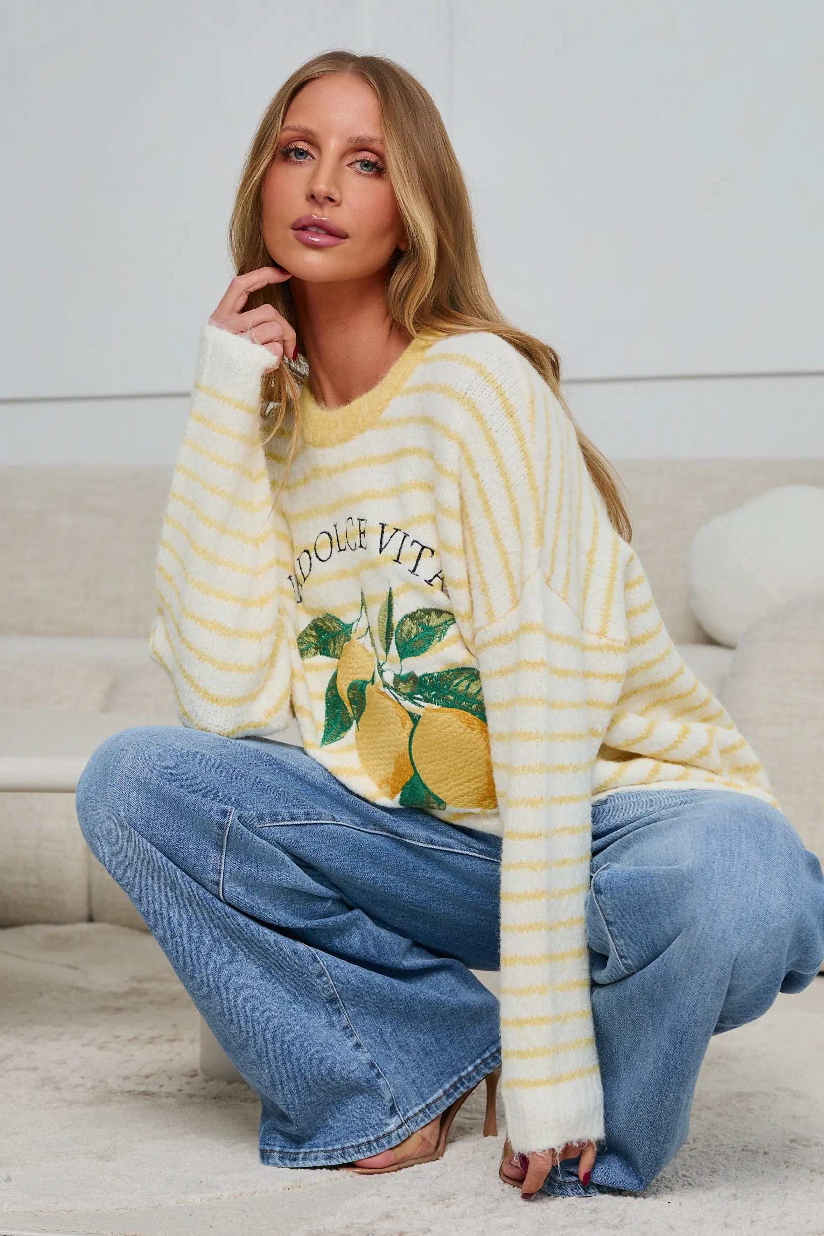 PASTELOWY SWETER W PASKI Z CYTRYNAMI