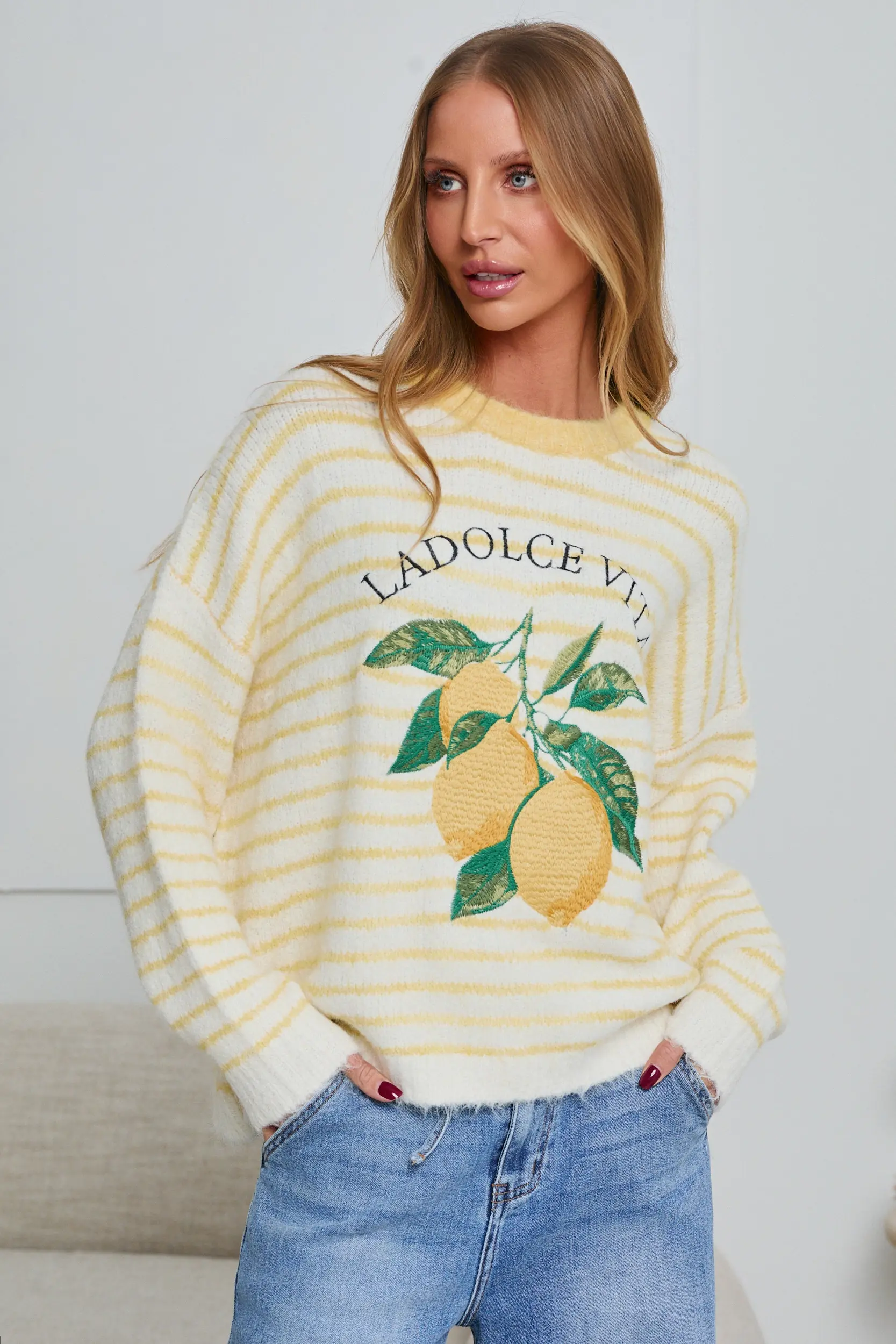 PASTELOWY SWETER W PASKI Z CYTRYNAMI
