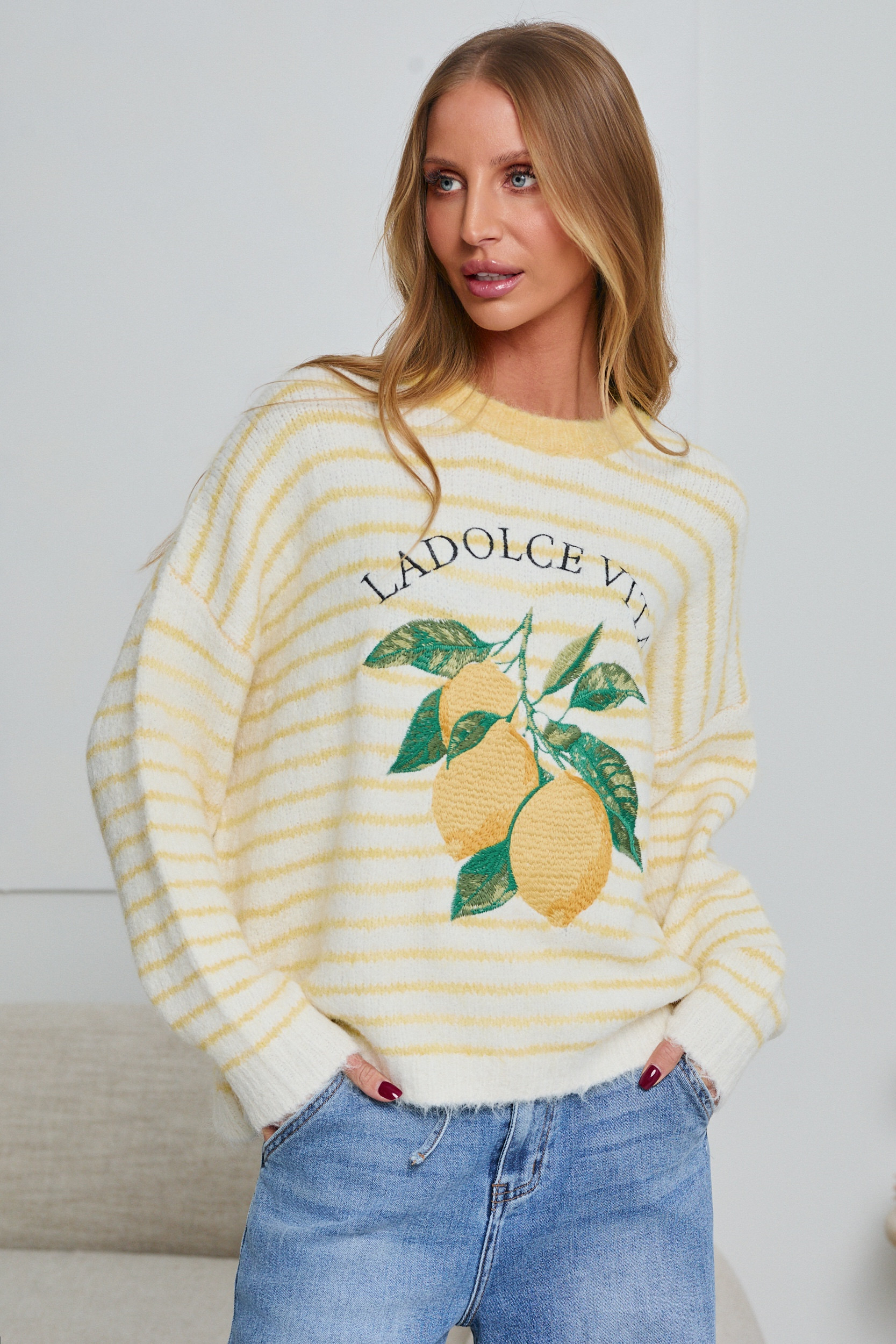 PASTELOWY SWETER W PASKI Z CYTRYNAMI