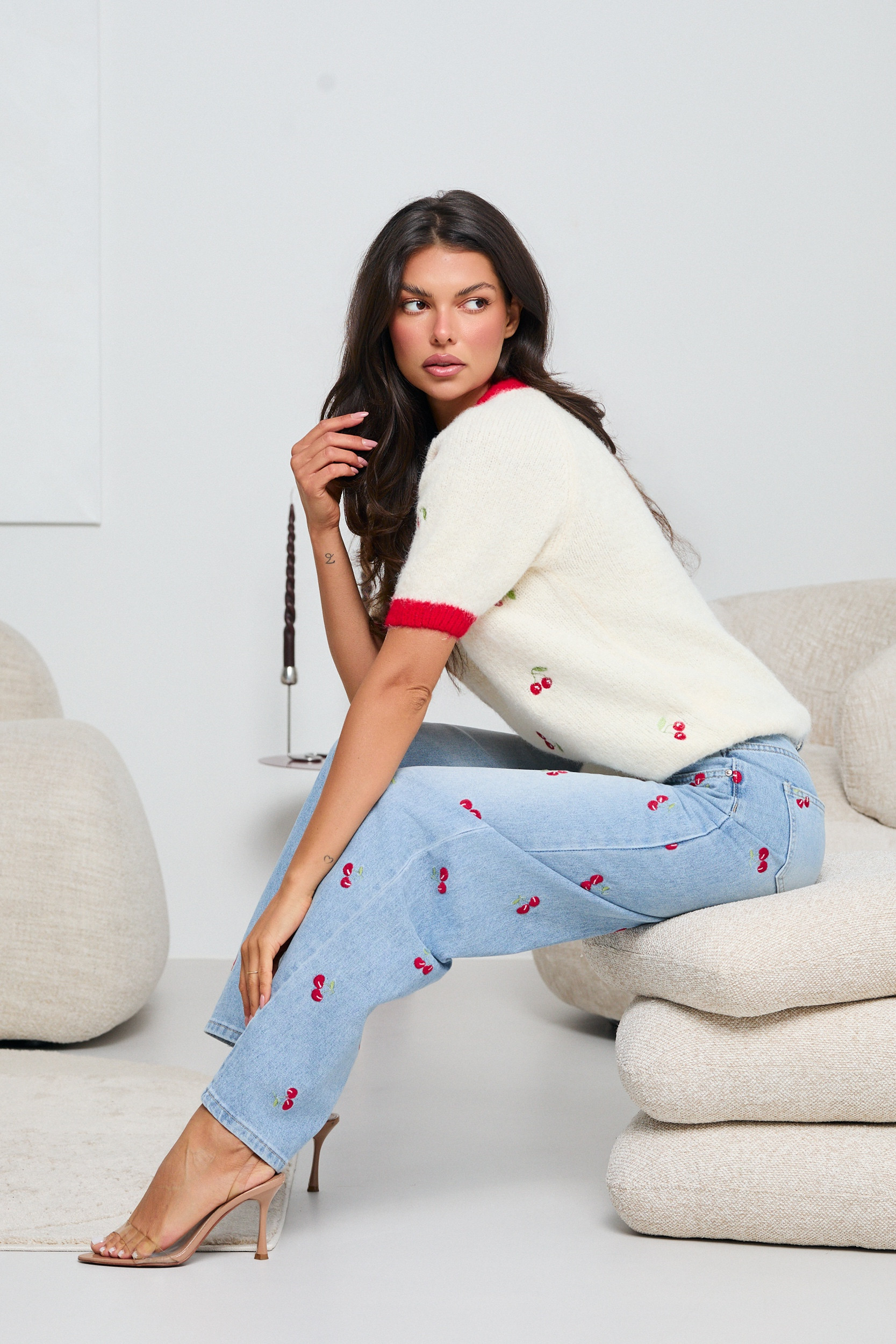 JEANSY WIDE LEG Z HAFTEM W WIŚNIE