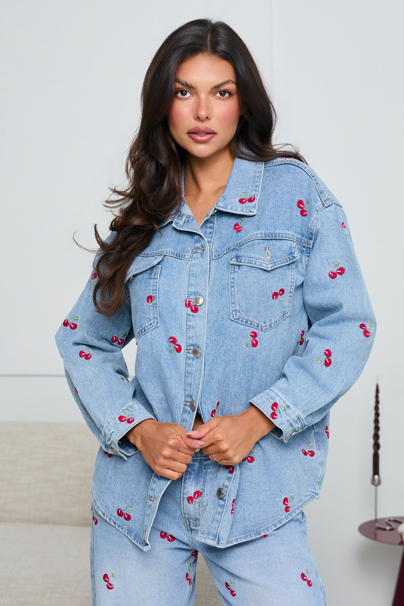 OVERSIZOWA KURTKA JEANSOWA Z HAFTEM W WIŚNIE