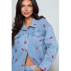 OVERSIZOWA KURTKA JEANSOWA Z HAFTEM W WIŚNIE