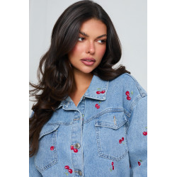 OVERSIZOWA KURTKA JEANSOWA Z HAFTEM W WIŚNIE