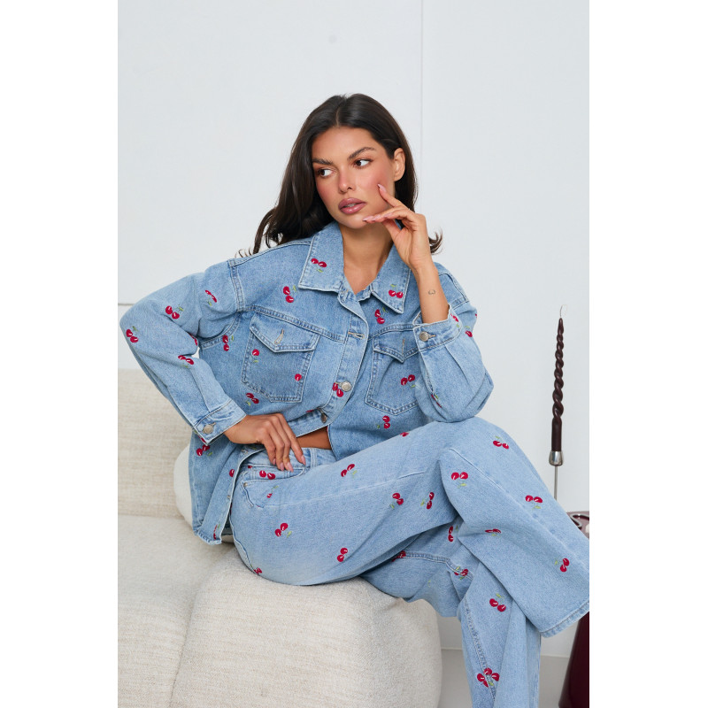 OVERSIZOWA KURTKA JEANSOWA Z HAFTEM W WIŚNIE