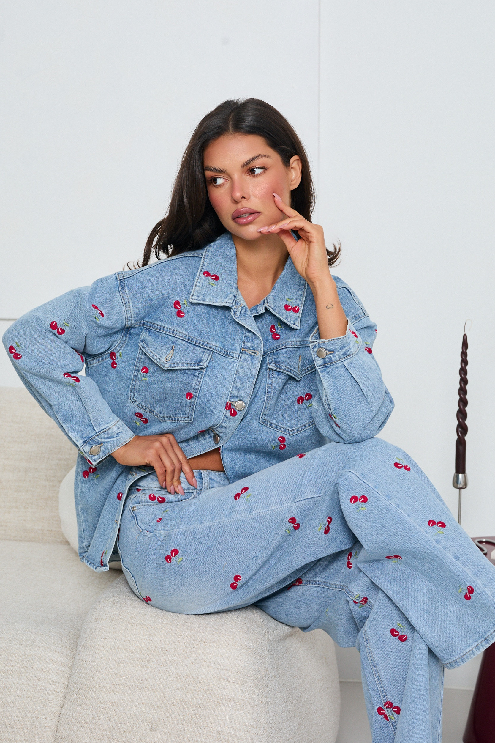 OVERSIZOWA KURTKA JEANSOWA Z HAFTEM W WIŚNIE