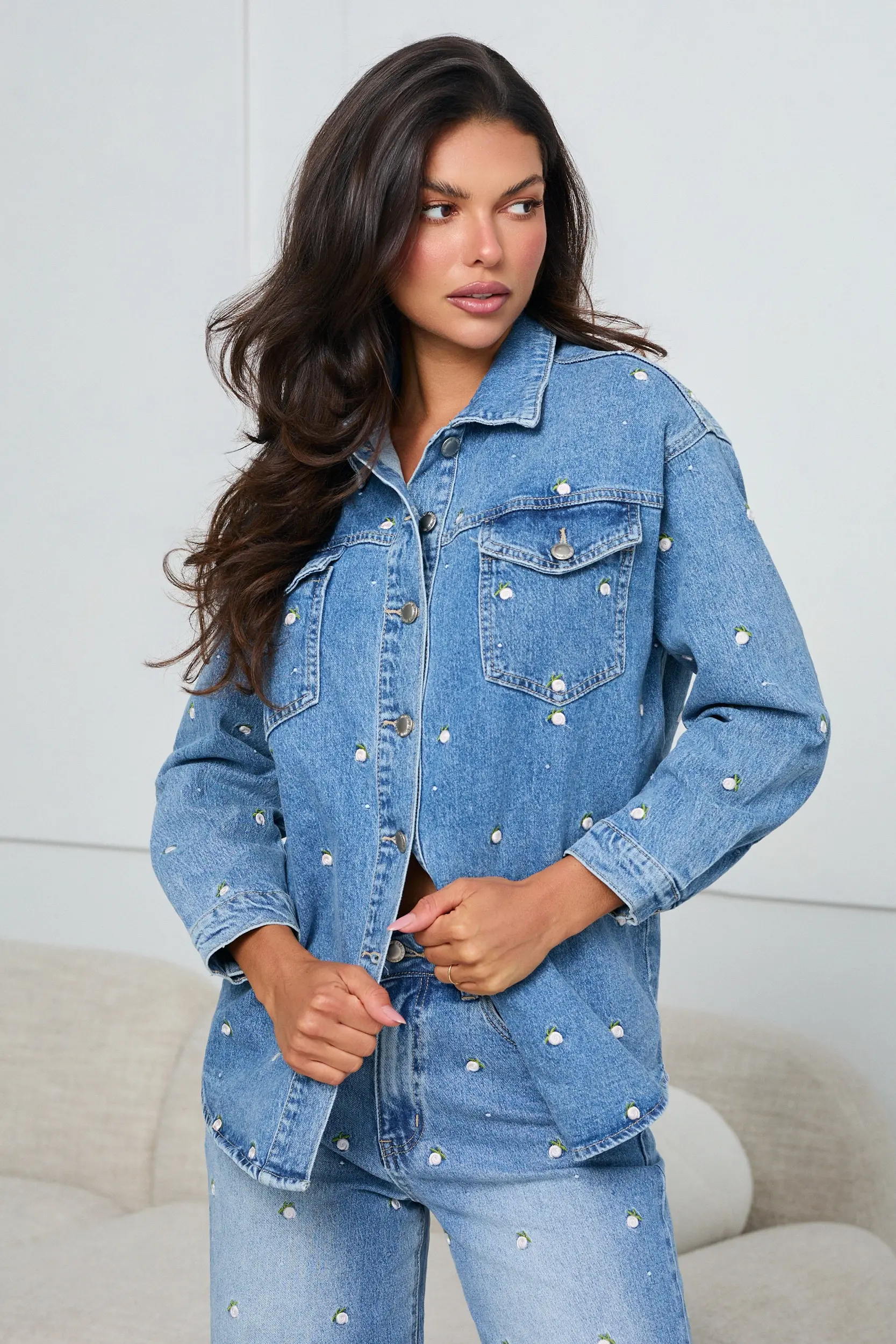 JEANSOWA KURTKA OVERSIZE Z HAFTEM W KWIATY