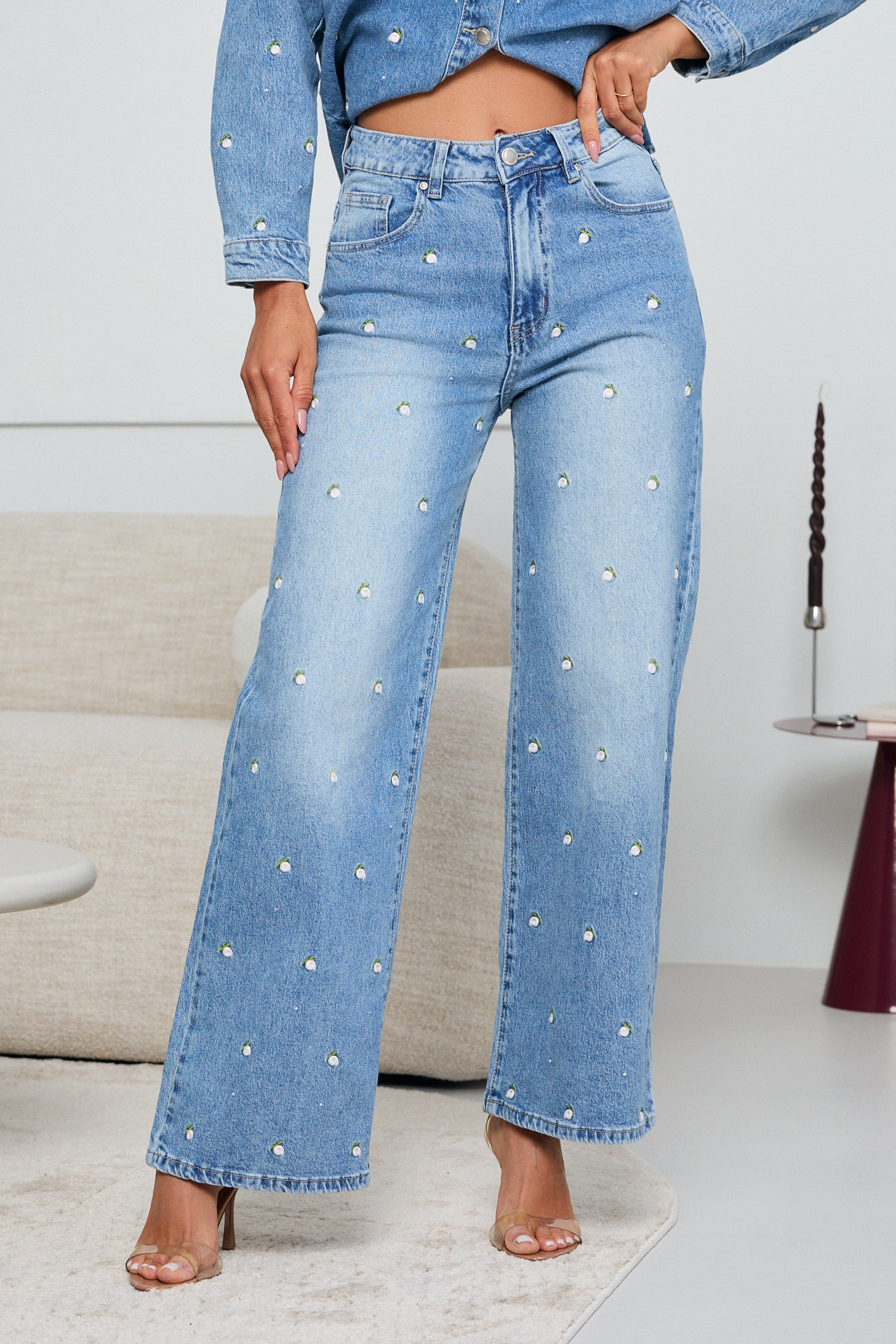 JEANSY Z PROSTĄ NOGAWKĄ I HAFTEM W KWIATY