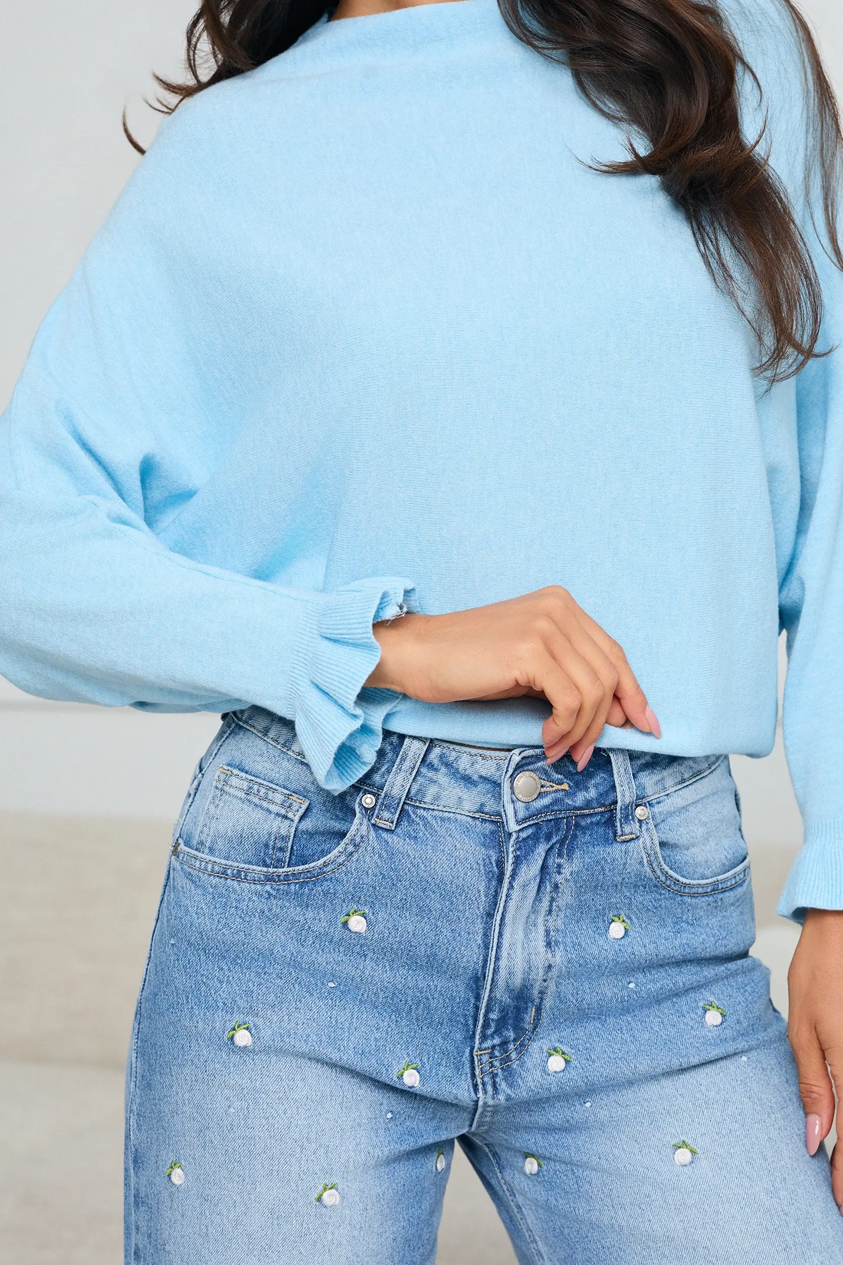 SWETER O KIMONOWYM KROJU Z FALBANIASTYM MANKIETEM