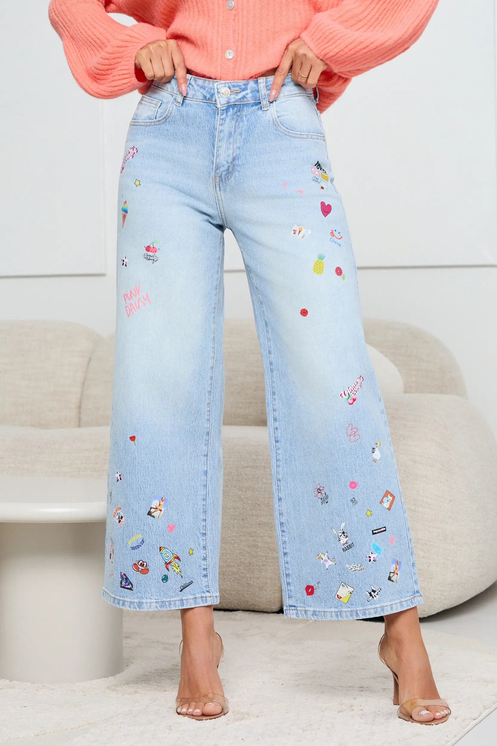 JEANSY O TYPU WIDE LEG Z WIELOMOTYWOWYM NADRUKIEM