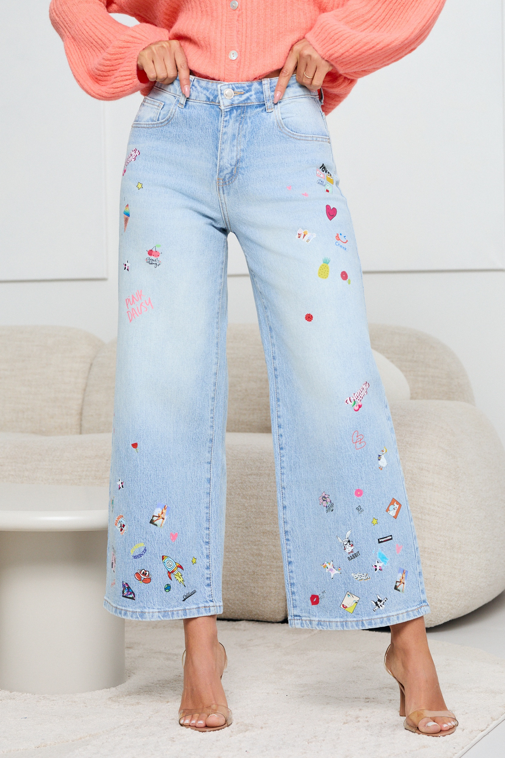 JEANSY O TYPU WIDE LEG Z WIELOMOTYWOWYM NADRUKIEM