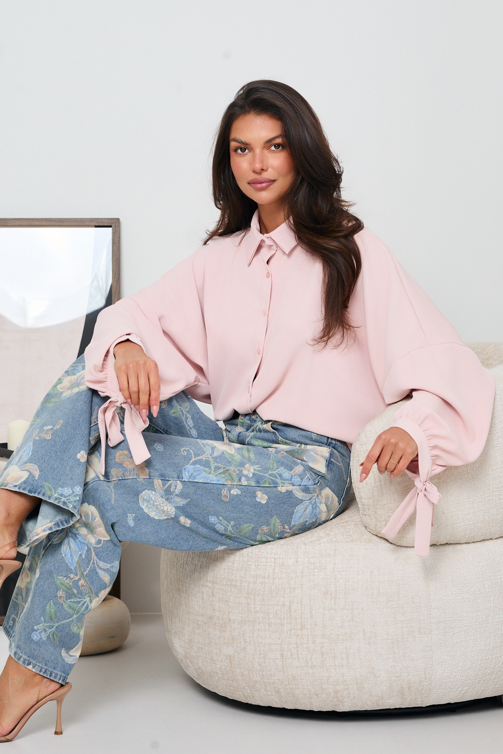 OVERSIZOWA KOSZULA Z BALONOWYMI RĘKAWAMI I WIĄZANIEM