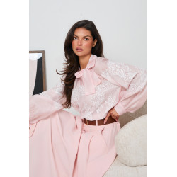 BLUZKA Z KORONKOWYMI WSTAWKAMI I WIĄZANIEM PRZY SZYJI