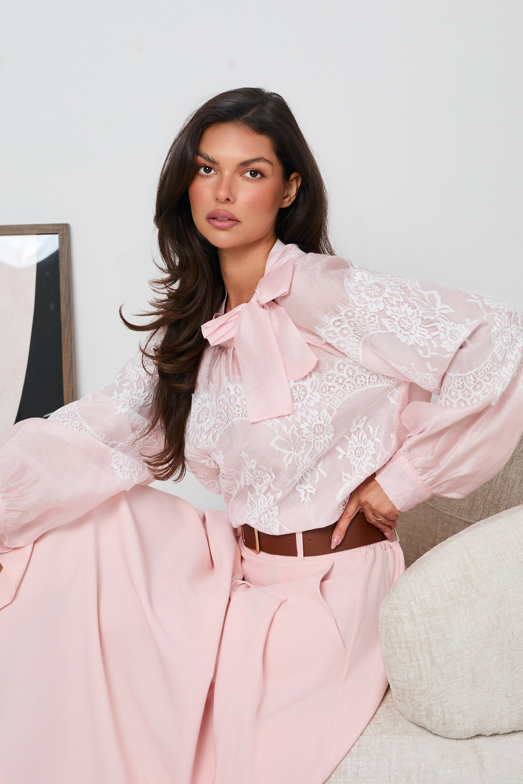 BLUZKA Z KORONKOWYMI WSTAWKAMI I WIĄZANIEM PRZY SZYJI