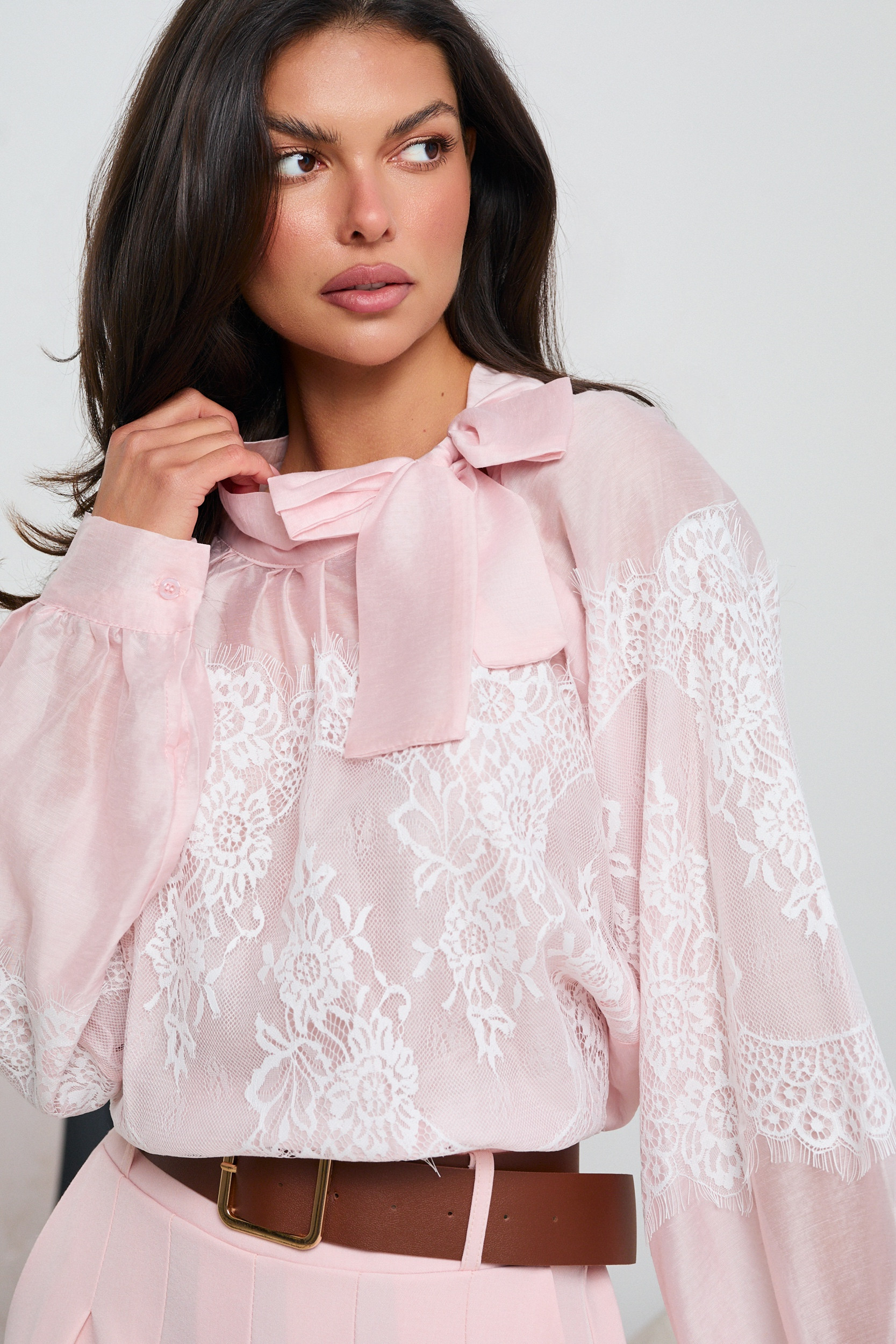 BLUZKA Z KORONKOWYMI WSTAWKAMI I WIĄZANIEM PRZY SZYJI