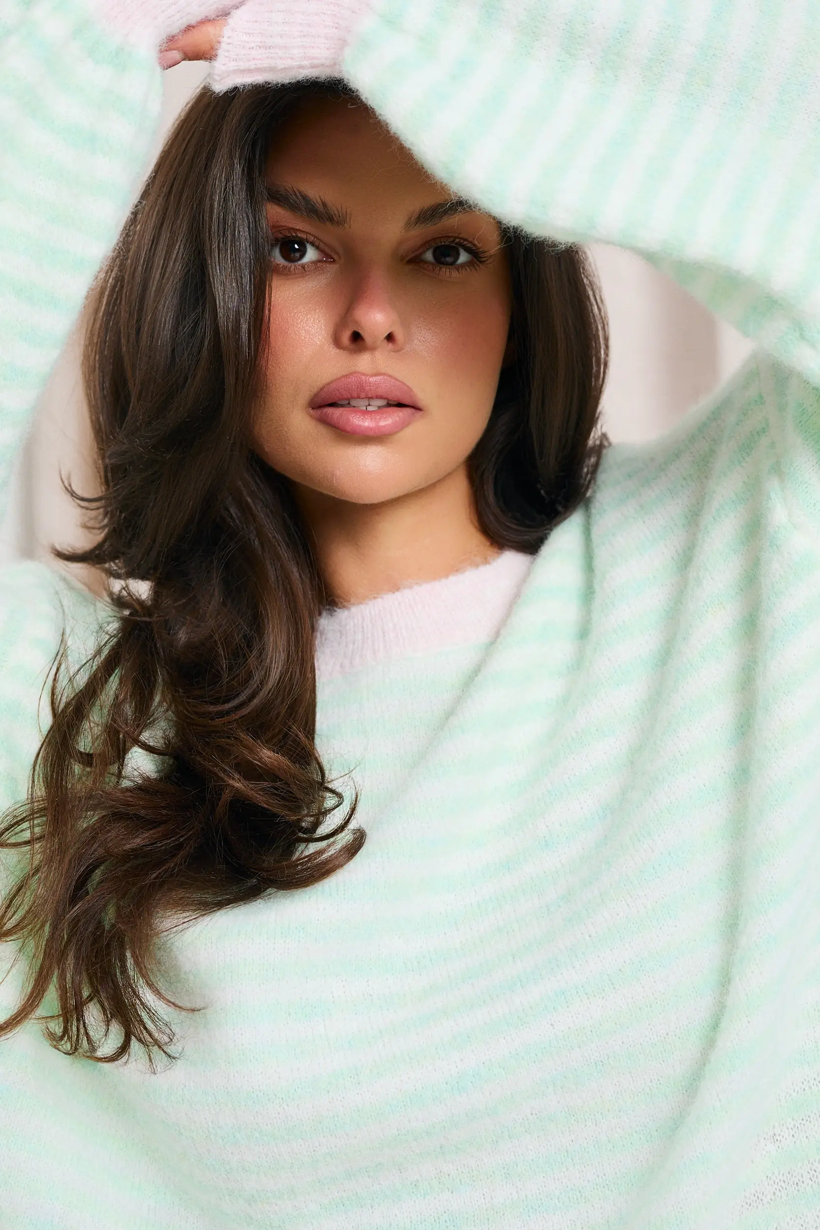 PASTELOWY SWETER O OVERSIZOWYM KROJU W PASKI