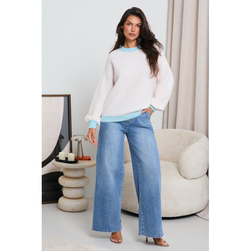 PASTELOWY SWETER O OVERSIZOWYM KROJU W PASKI