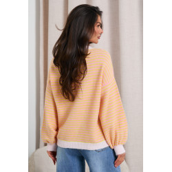 PASTELOWY SWETER O OVERSIZOWYM KROJU W PASKI