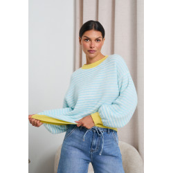 PASTELOWY SWETER O OVERSIZOWYM KROJU W PASKI