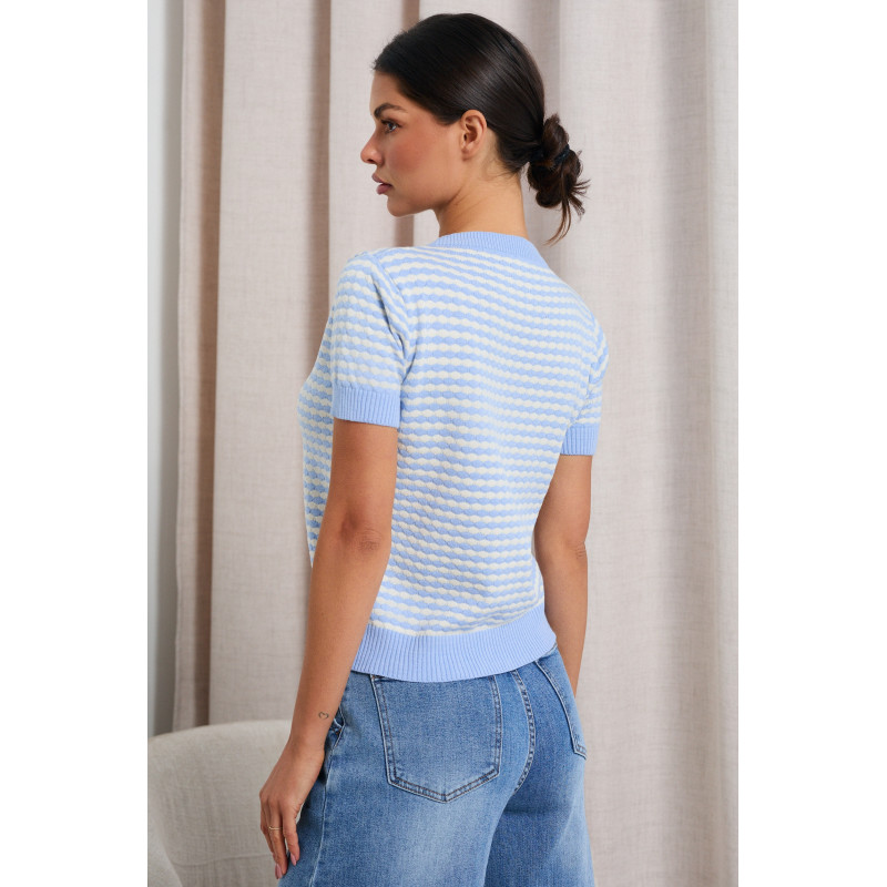 SWETER O STRUKTURALNYM SPLOCIE Z KRÓTKIM RĘKAWEM