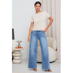 SWETER O STRUKTURALNYM SPLOCIE Z KRÓTKIM RĘKAWEM