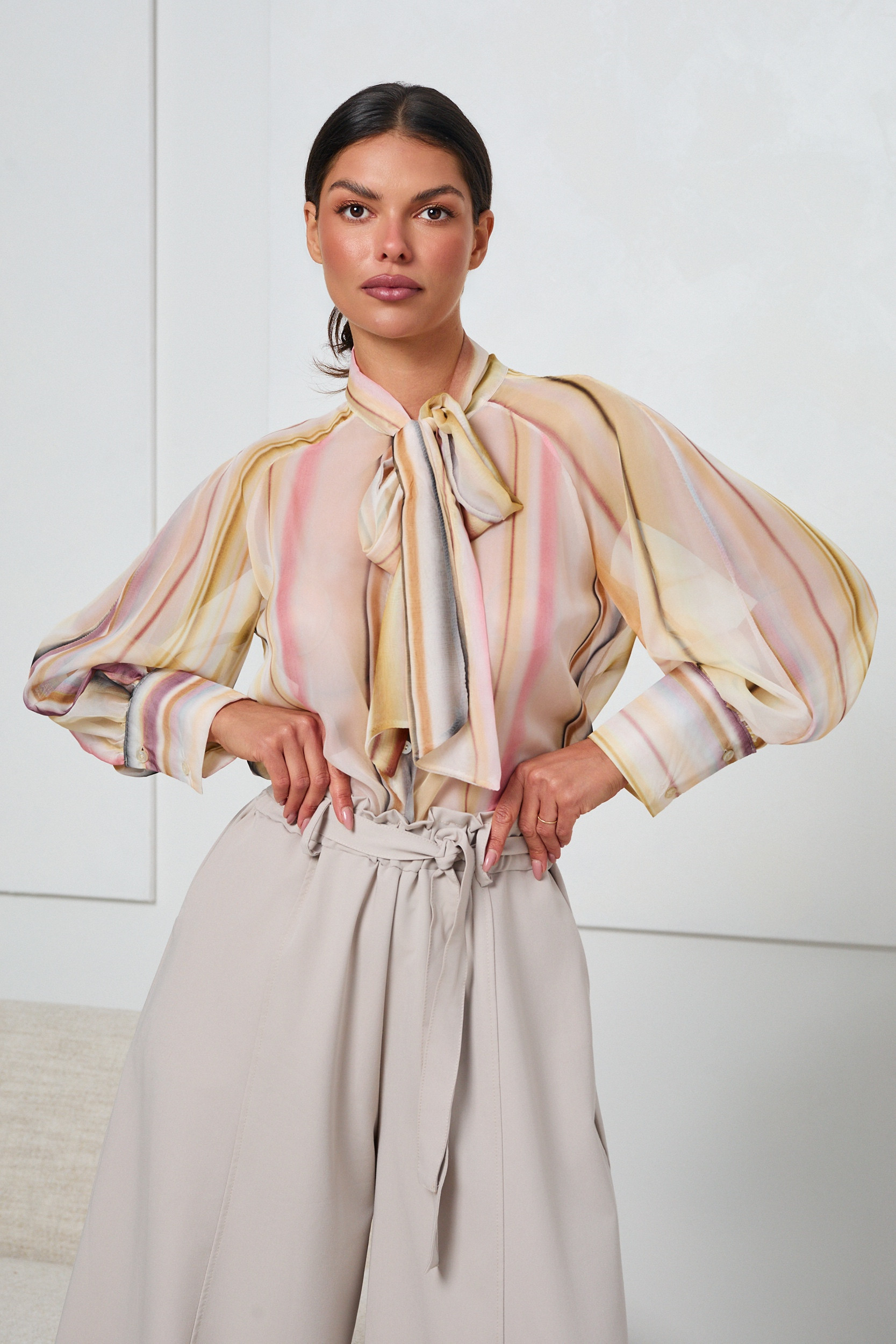 KOSZULA Z WIĄZANIEM PRZY SZYI I SZEROKIMI RĘKAWAMI