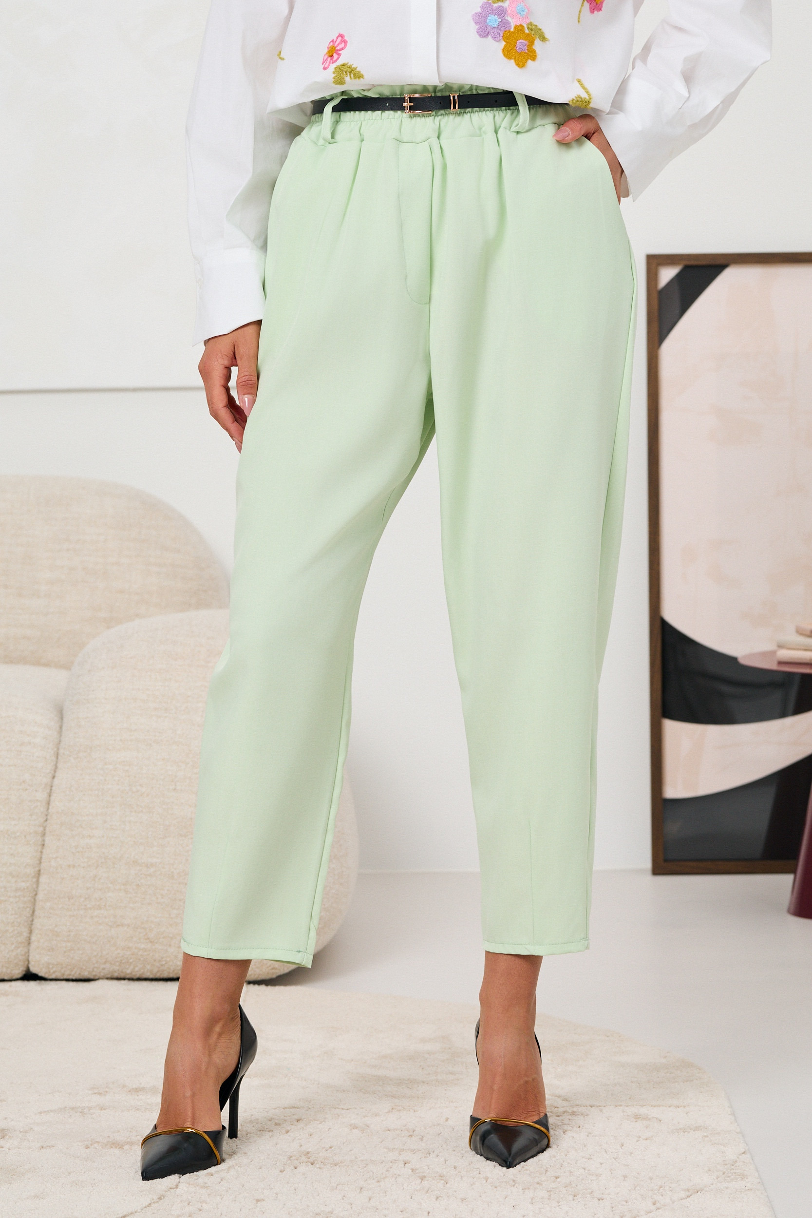 SPODNIE O KROJU CARROT Z PASKIEM