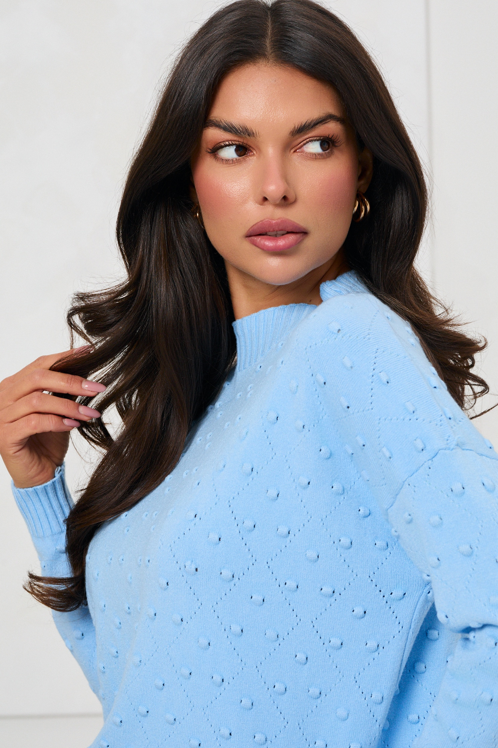 SWETER Z PÓŁGOLFEM I STRUKTURALNYMI GROCHAMI