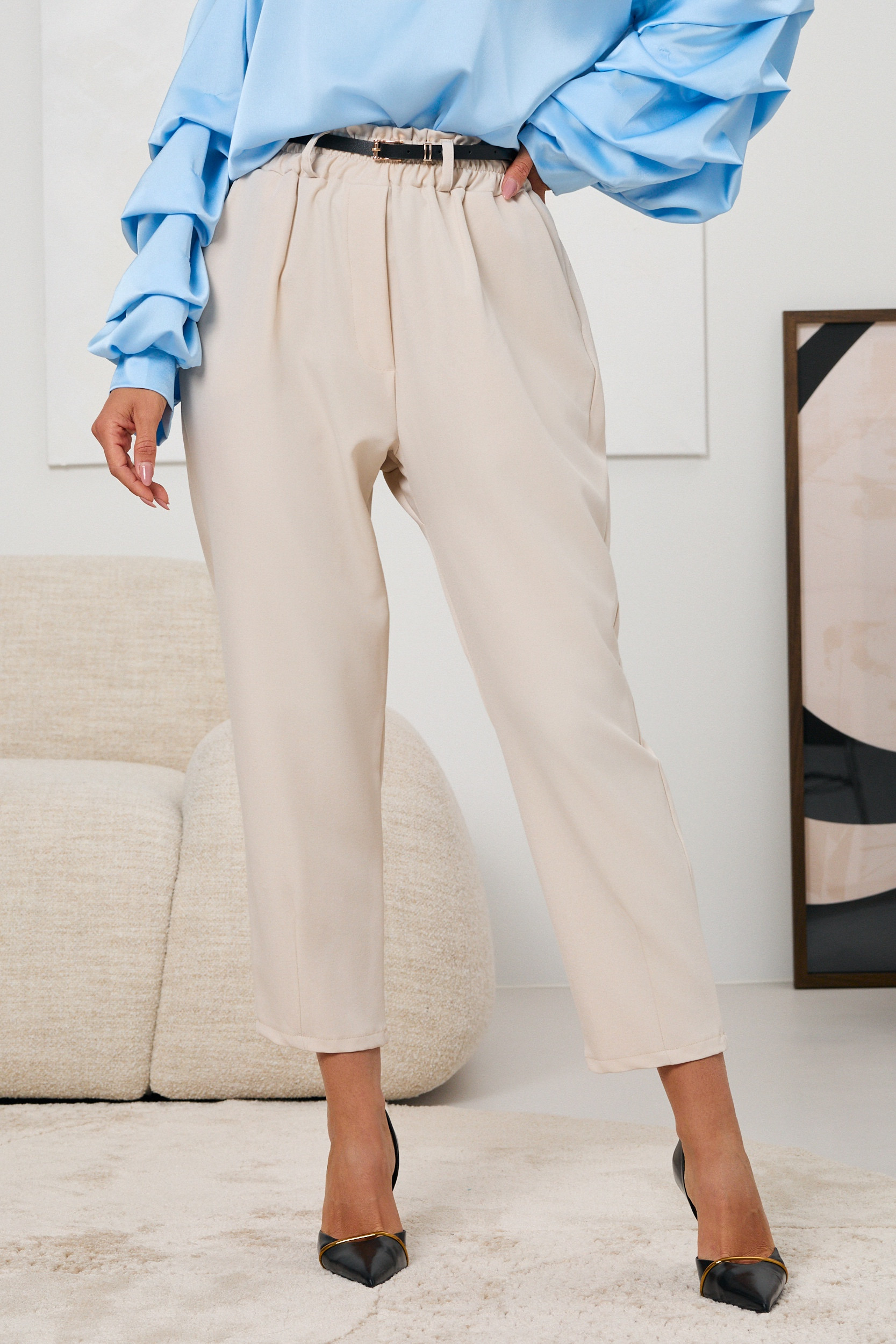 SPODNIE O KROJU CARROT Z PASKIEM