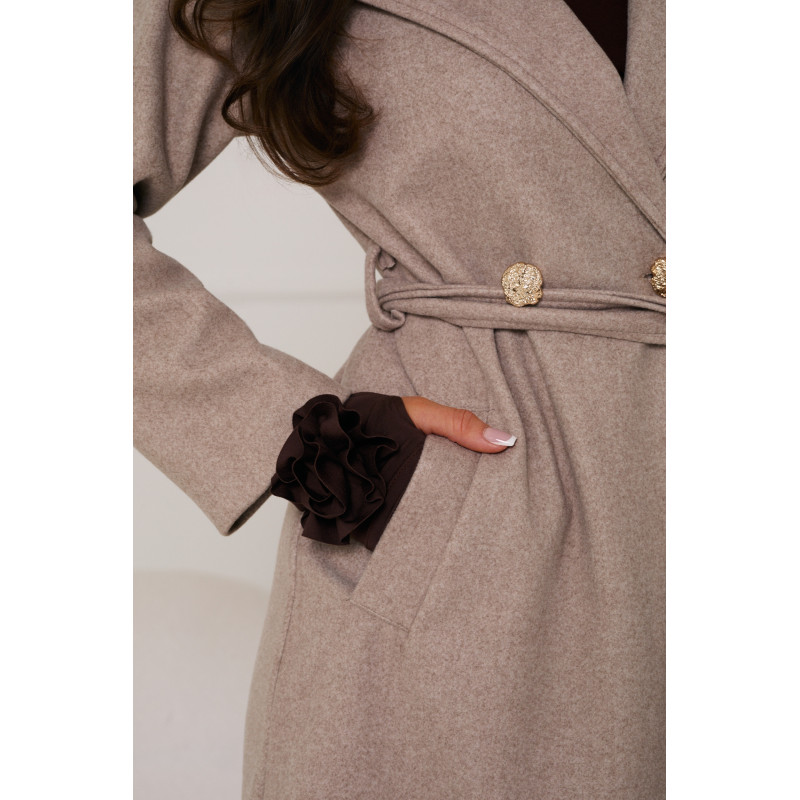 WIĄZANY PŁASZCZ ZE ZŁOTYMI GUZIKAMI