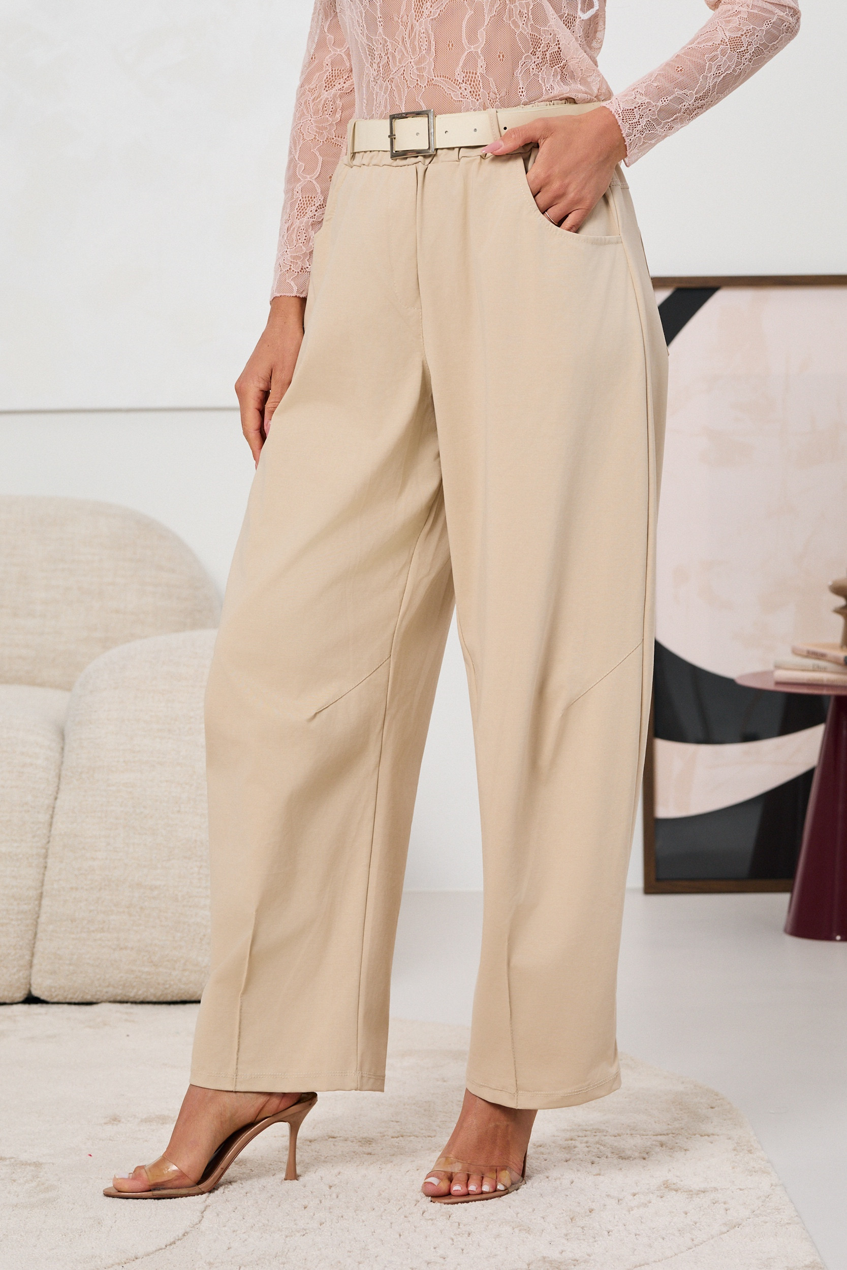 SPODNIE O LUŹNYM KROJU Z ZASZEWKAMI I PASKIEM