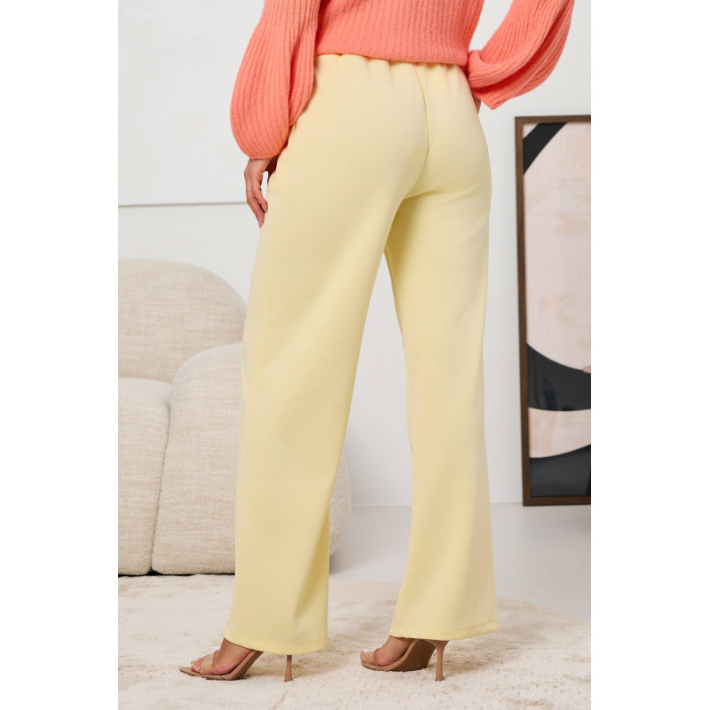 Spodnie z prostą nogawką i przeszyciami