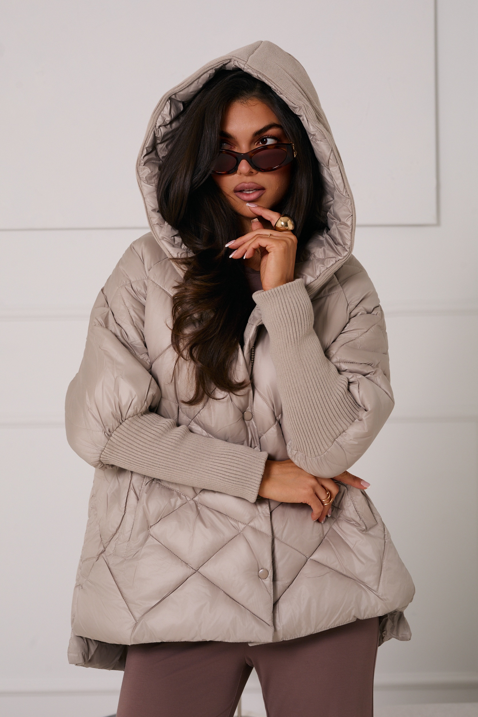 PIKOWANA KURTKA Z KAPTUREM I DZIANINOWYMI WSTAWKAMI