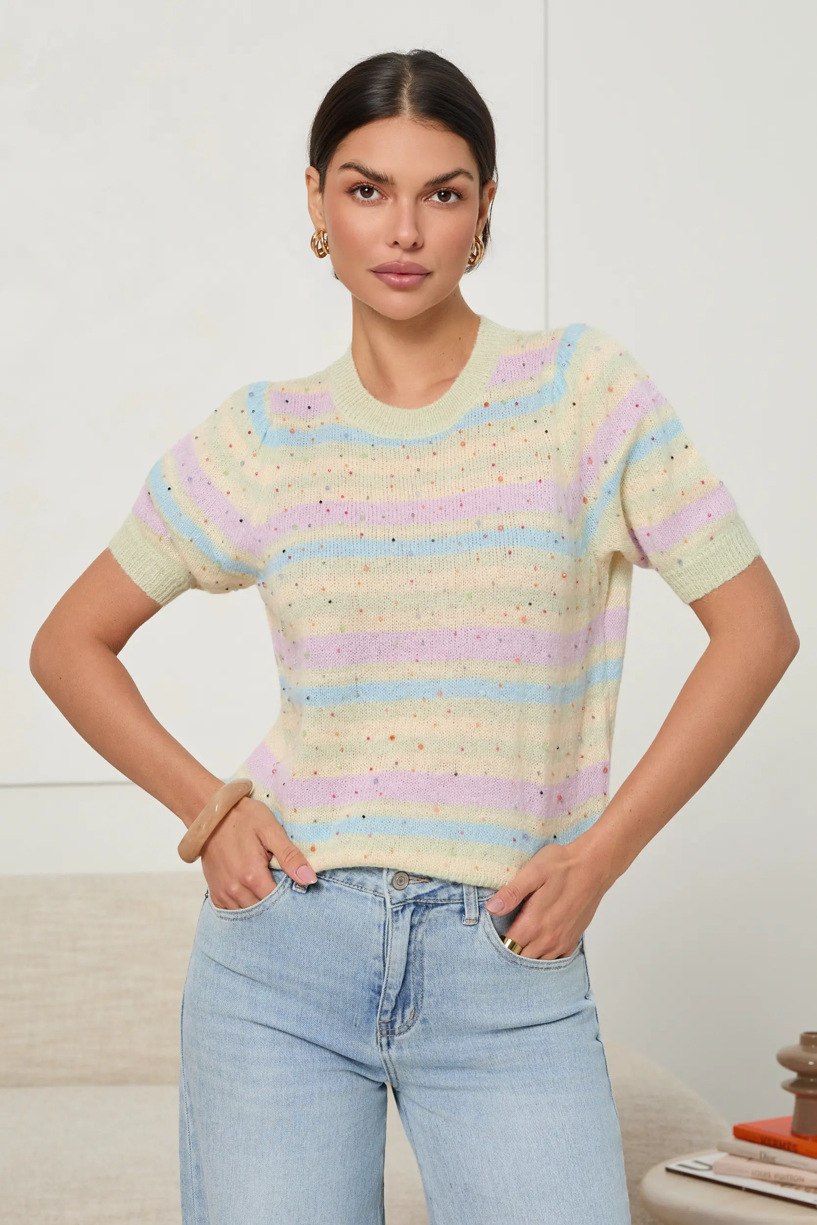 SWETER W PASTELOWE PASY Z OZDOBNYMI PEREŁKAMI