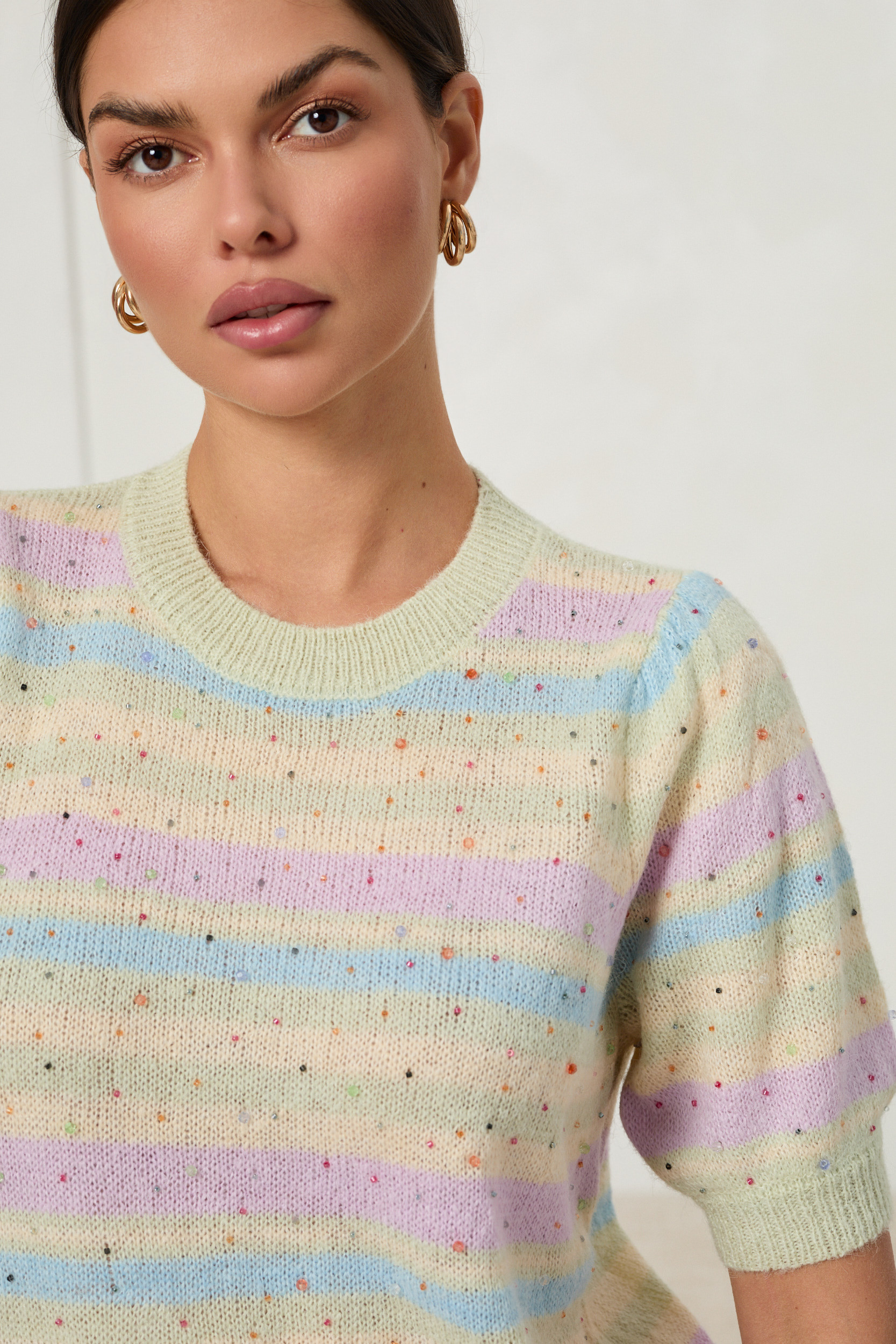 SWETER W PASTELOWE PASY Z OZDOBNYMI PEREŁKAMI