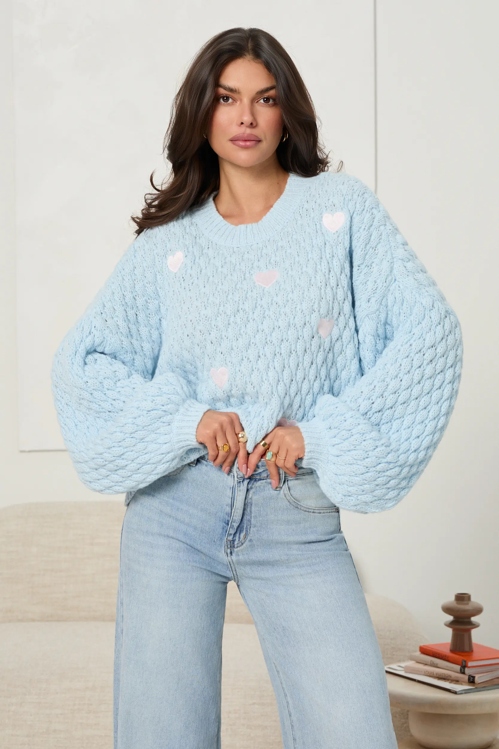 SWETER Z PLECIONEJ DZIANINY Z WYSZYWANYMI SERCAMI