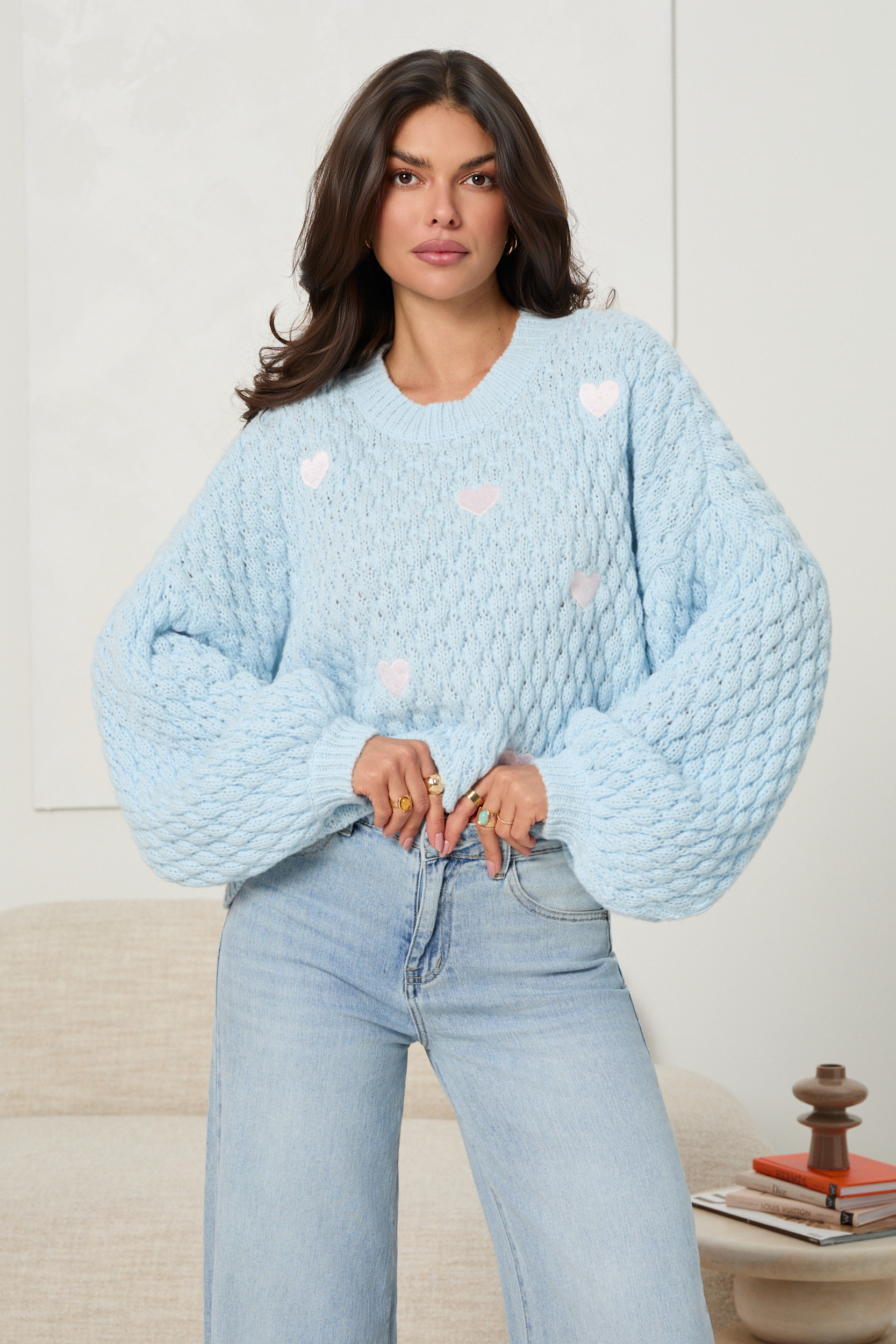 SWETER Z PLECIONEJ DZIANINY Z WYSZYWANYMI SERCAMI